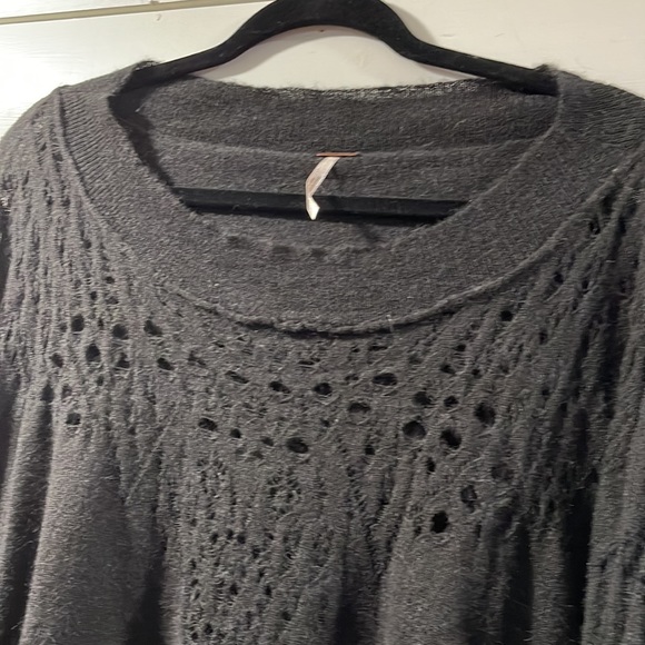 Free People sweater size small/ fits like xl - Picture 2 of 6